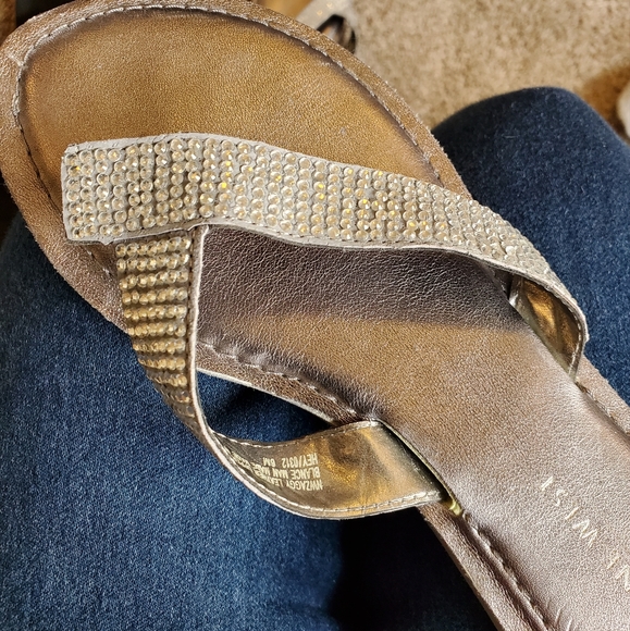 Sandles - Picture 3 of 3